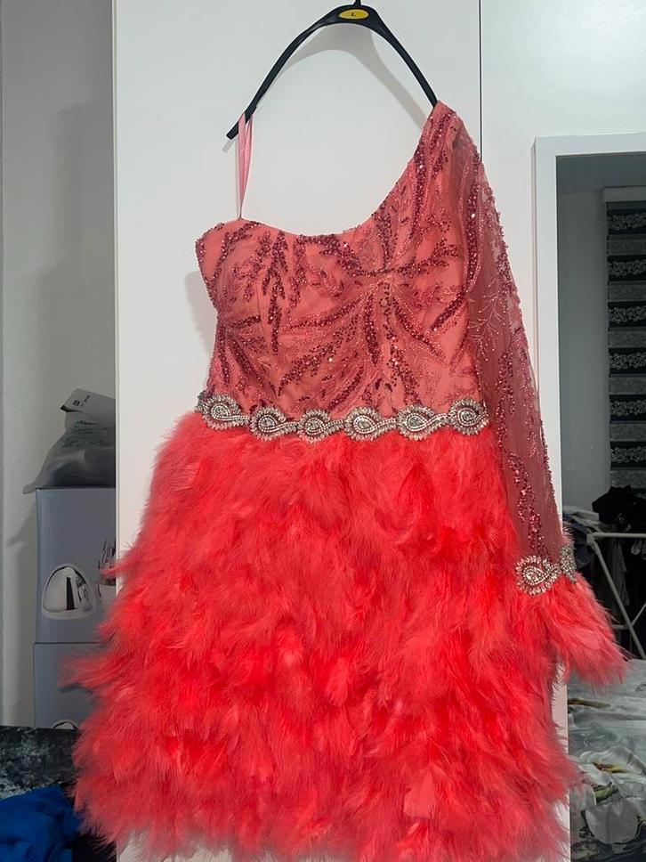 Prachtige roze cocktailjurk met veren, Kleding | Dames, Jurken, Zo goed als nieuw, Maat 38/40 (M), Roze, Boven de knie, Ophalen of Verzenden