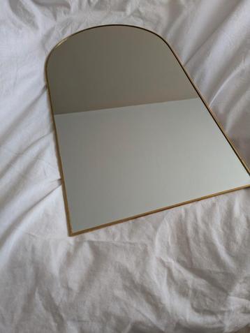 Spiegel met goudkleurige rand beschikbaar voor biedingen