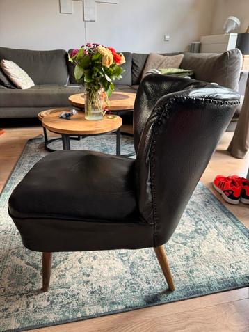 Zwarte leren Fauteuil met houten poten beschikbaar voor biedingen