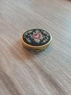 Vintage Pillendoosje met Borduurwerk, Ophalen of Verzenden
