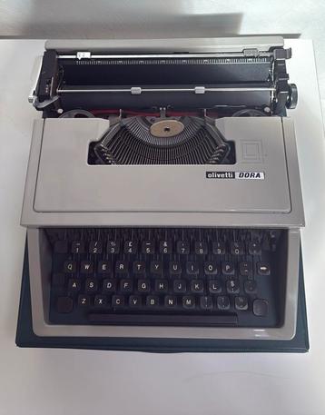 Vintage Olivetti Dora elegant italiaans design draagbaar beschikbaar voor biedingen