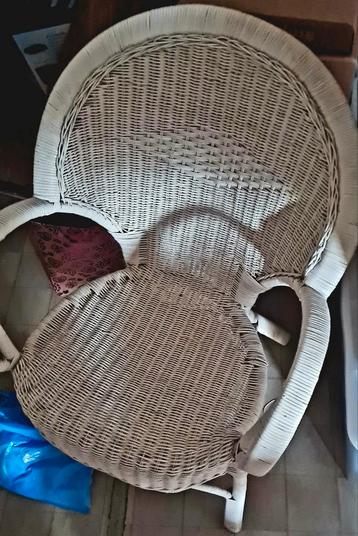 Gratis rotan stoel beschikbaar voor biedingen