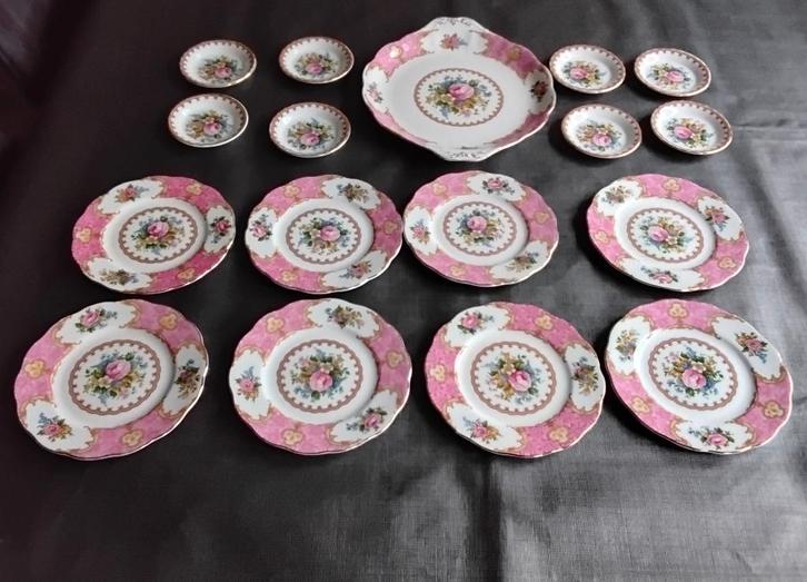 Royal Albert lady carlyle, Huis en Inrichting, Keuken | Servies, Zo goed als nieuw, Schaal of Schalen, Overige stijlen, Porselein