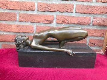 liggend naakt, stijlvolle erotica, brons en marmer beschikbaar voor biedingen