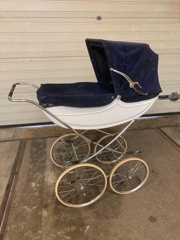 Antieke kinderwagen beschikbaar voor biedingen