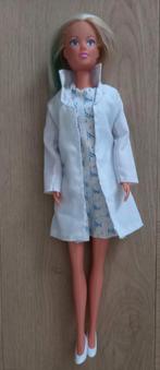 Barbie dokter, Verzamelen, Poppen, Ophalen of Verzenden, Zo goed als nieuw, Kleertjes