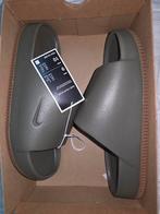 Nike Calm Slides Olive Gum - Maat 42.5 - Nieuw!, Slippers, Overige kleuren, Nike, Nieuw