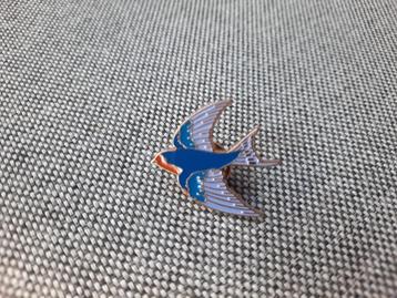 1 mooie pin van een zwaluw te koop beschikbaar voor biedingen