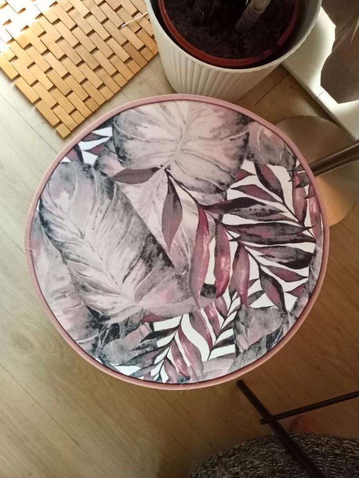 Leuke ronde poef met bladeren print, Huis en Inrichting, Banken | Voetenbanken en Poefen, Ophalen of Verzenden