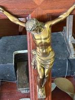 Jezus brons aan houten kruis, Ophalen