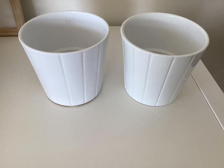 Twee Bloempotten Wit Aardewerk Bloempot, Tuin en Terras, Bloempotten, Zo goed als nieuw, Aardewerk, Binnen, Minder dan 40 cm, Minder dan 25 cm