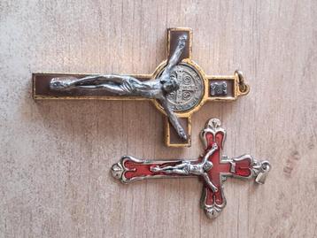 Twee oude kruisjes, kerkelijk beschikbaar voor biedingen