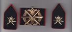 baretembleem en set kraagpatten Luchtdoelart., Verzamelen, Verzenden, Landmacht, Nederland, Embleem of Badge