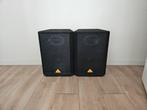 2x Behringer Eurolive VS1220, Gebruikt, 120 watt of meer, Front, Rear of Stereo speakers, Ophalen