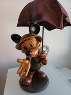 Walt Disney Mickey Mouse met paraplu, groot beeld, Verzamelen, Disney, Ophalen of Verzenden, Mickey Mouse, Gebruikt, Beeldje of Figuurtje