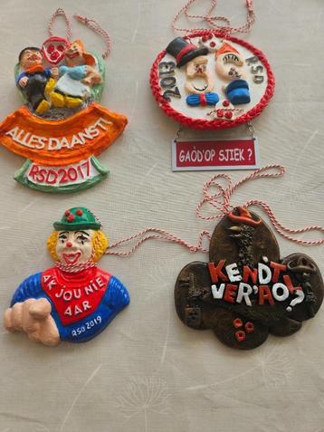 Carnavalsinsignes  VELDTEKENS  beschikbaar voor biedingen