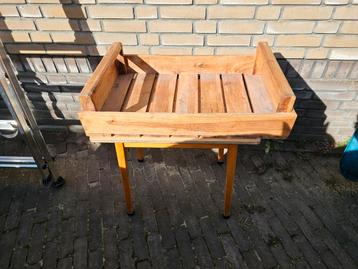 Robuust Houten Dienblad op Tafel beschikbaar voor biedingen
