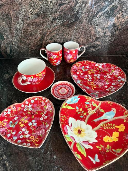 Pip Studio servies – rood bloemmotief hartjesbord, Huis en Inrichting, Keuken | Servies, Zo goed als nieuw, Bord(en), Overige stijlen