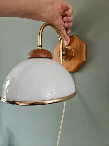 Vintage wandlamp hout met messing en kap kunststof wit  beschikbaar voor biedingen