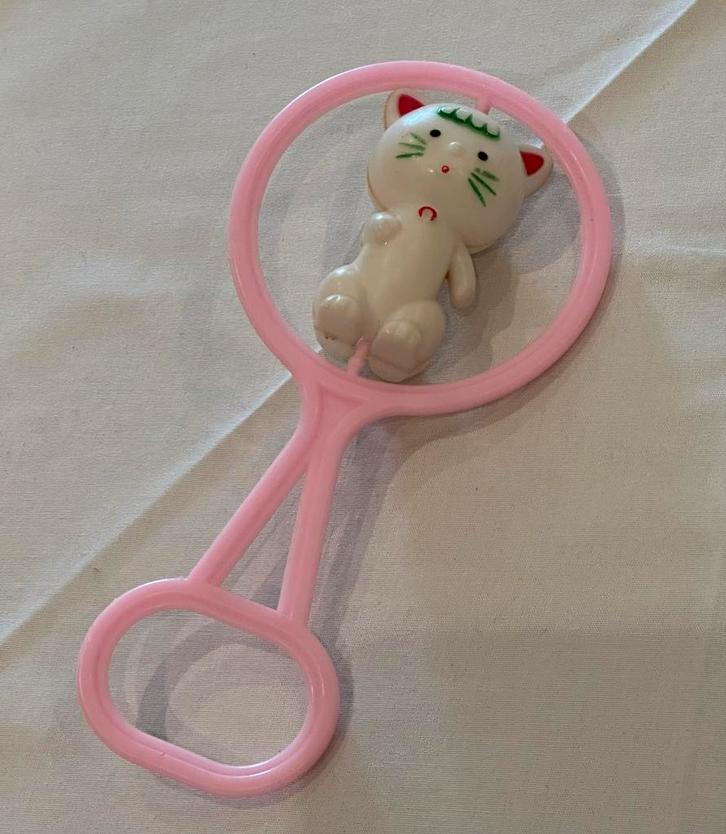 Leuke vintage roze rammelaar met kat, Verzamelen, Speelgoed, Gebruikt, Ophalen of Verzenden