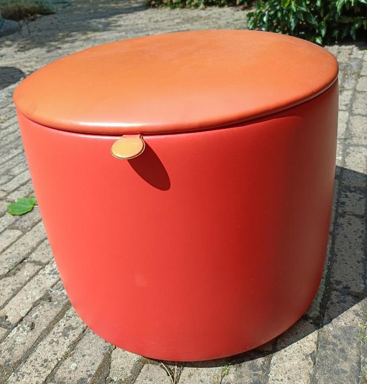 Vintage 1960 / 1970 poef hocker naaikist Ø 40 cm hoog 33 cm, Huis en Inrichting, Banken | Voetenbanken en Poefen, Zo goed als nieuw