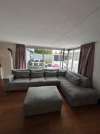 Nette bank van ribstof met poef in het licht grijs, Ophalen, Zo goed als nieuw