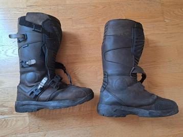 Motorpak en laarzen beschikbaar voor biedingen