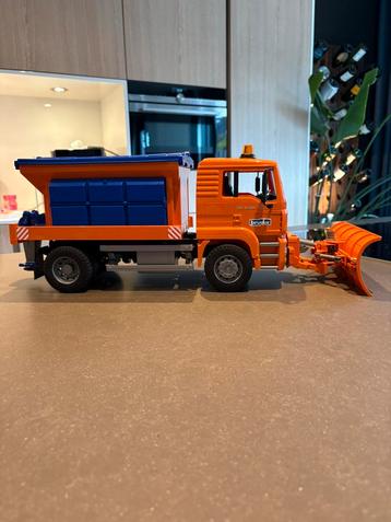 Bruder MAN TGS Strooiwagen met sneeuwploeg 1:16 beschikbaar voor biedingen