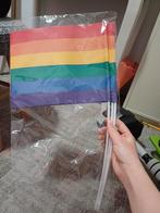 3 Gay regenboog vlaggen papier met plastic steel, Diversen, Vlaggen en Wimpels, Ophalen of Verzenden, Zo goed als nieuw
