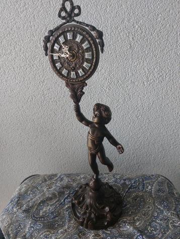 Brons klokje met een Cherubijntje beschikbaar voor biedingen