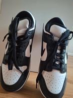 Nike Dunk Low Panda twist - Maat 40 - Zo goed als nieuw!, Kleding | Dames, Schoenen, Zwart, Nike, Ophalen of Verzenden, Sneakers of Gympen