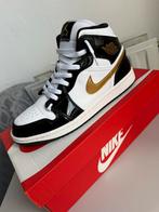 AIR JORDAN 1 MID BLACK GOLD, Kleding | Heren, Schoenen, Overige kleuren, Ophalen of Verzenden, Nike Air Jordan, Sneakers of Gympen