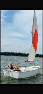 Optimist met strand kar. Ligt in biddinghuizen, Watersport en Boten, Zeilen en Zeiltoebehoren, Verzenden, Gebruikt, Overige typen
