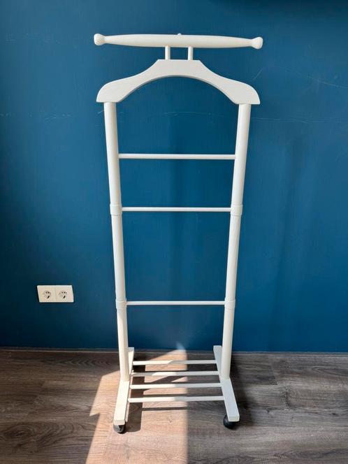 White Wooden Valet Stand / Clothes Hanger, Kleding | Dames, Kledingrekken, Zo goed als nieuw, Ophalen