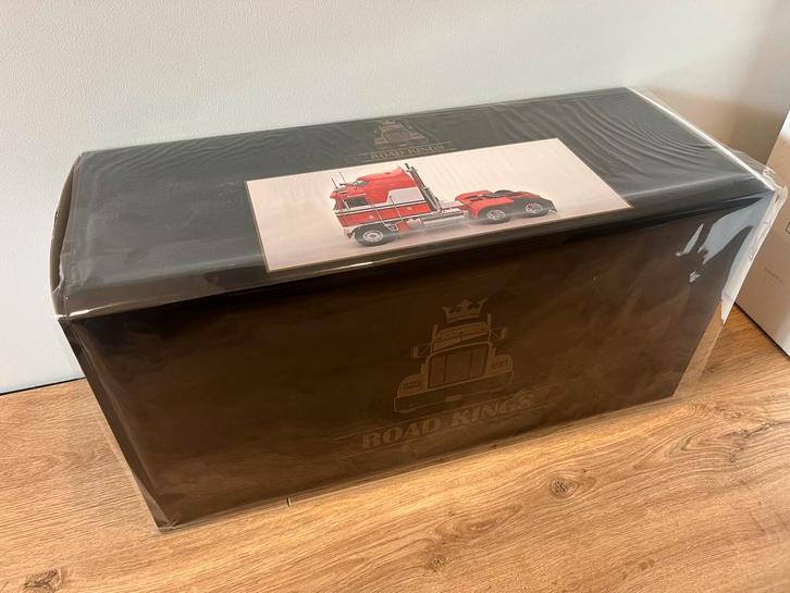 Road Kings BJ & The Bear 1976 Kenworth K100 1:18, Hobby en Vrije tijd, Modelbouw | Auto's en Voertuigen, Nieuw, Truck, Groter dan 1:32