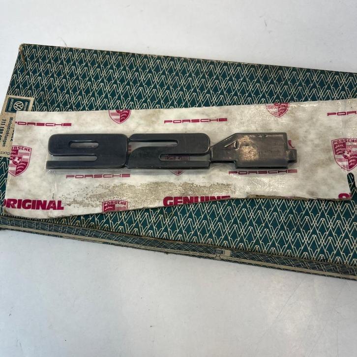 Porsche 924 NOS-embleem achterop 477853605, Auto diversen, Auto-accessoires, Zo goed als nieuw, Ophalen of Verzenden