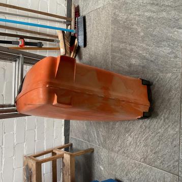 Koffer oranje beschikbaar voor biedingen