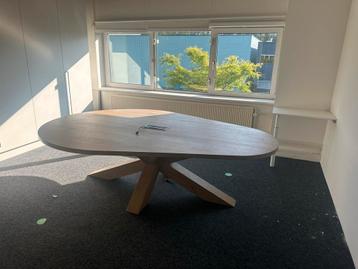 Massief eiken vergadertafel 2.6m x 1.8m x 0.7m beschikbaar voor biedingen