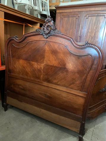 Antiek bed 195x150 notenhout Antiek bed beschikbaar voor biedingen