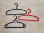 35 stuks kleerhangers, kunststof en diverse kleuren, Ophalen, Gebruikt, Kunststof, Kinderen en Volwassenen