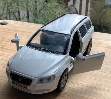 WITTE VOLVO V70 STATIONWAGEN 13.2 CM LENGTE  