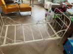 Brocante wit ijzeren kinderbed (ca 150x75), Antiek en Kunst, Antiek | Meubels | Bedden, Ophalen