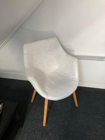 Witte Kuipstoel met Houten Poten beschikbaar voor biedingen