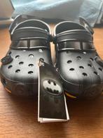 Nieuwe Batman Crocs met Zak!, Kleding | Dames, Schoenen, Ophalen of Verzenden, Nieuw, Zwart, Slippers
