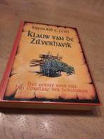 Raymond E. Feist - 1 Klauw van de Zilverhavik (biebboek), Boeken, Ophalen of Verzenden, Gelezen, Raymond E. Feist