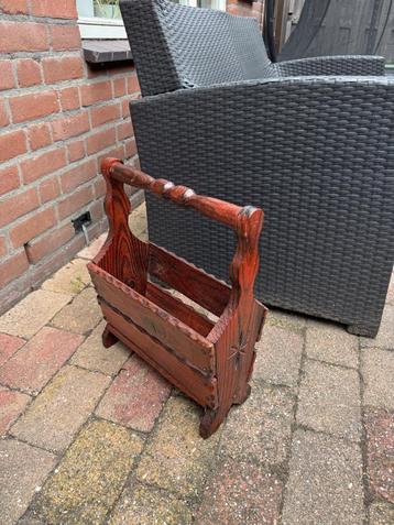 Vintage houten tijdschriftenhouder beschikbaar voor biedingen