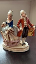 Antiel beeldje van poselein. 11cm hoog/10 cm doorsnee., Ophalen of Verzenden