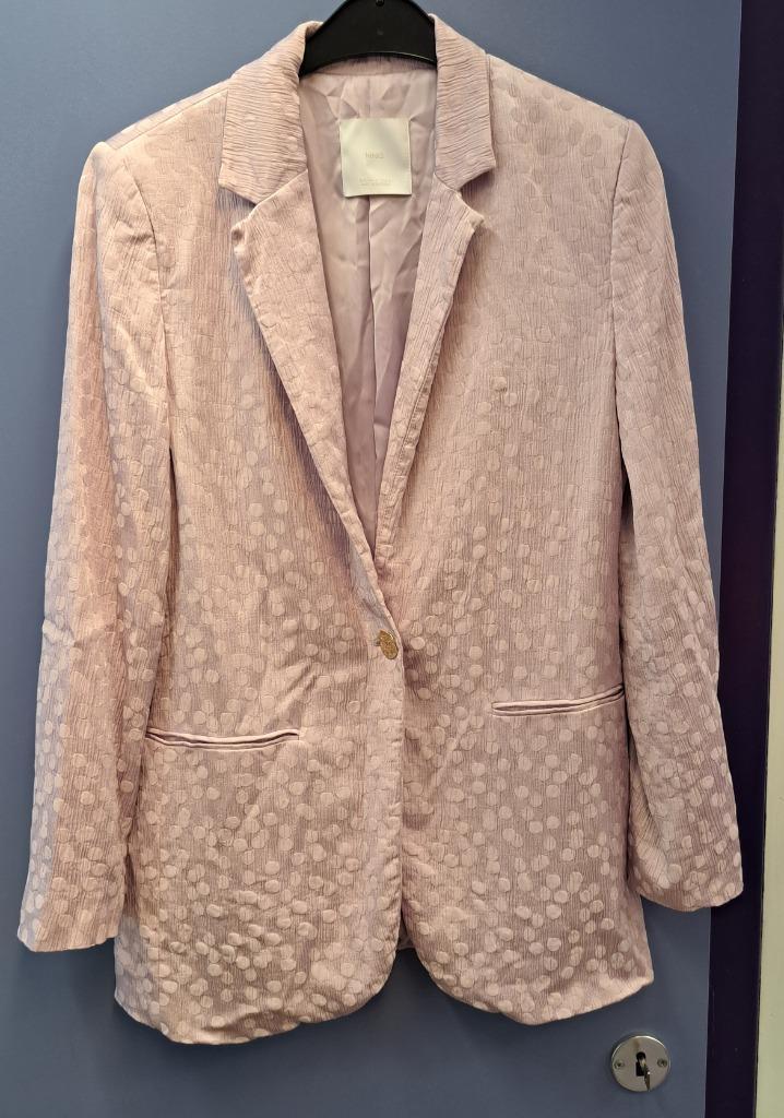 MNG (Mango) blazer in zacht lila met reliëf – maat M 48618, Kleding | Dames, Jasjes, Kostuums en Pakken, Zo goed als nieuw, Jasje