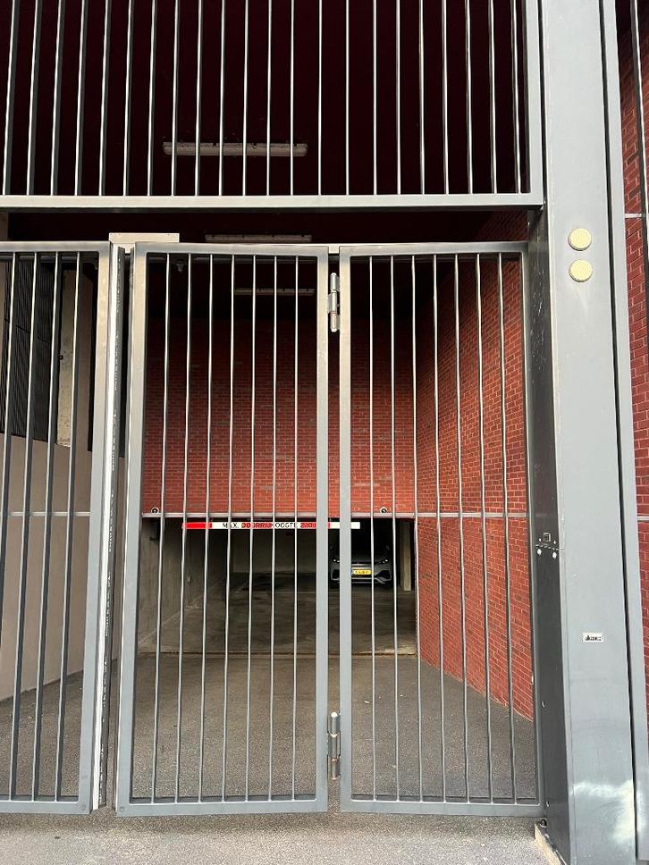 Parkeerplaats te huur near Spaklerweg metro, Amsterdam, Huizen en Kamers, Garages en Parkeerplaatsen, Amsterdam