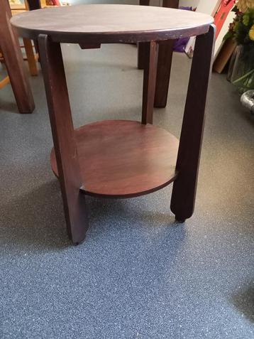 Deze tafel mag weg weg voor 20,-. Ophalen. Doorsnee 48cm. beschikbaar voor biedingen